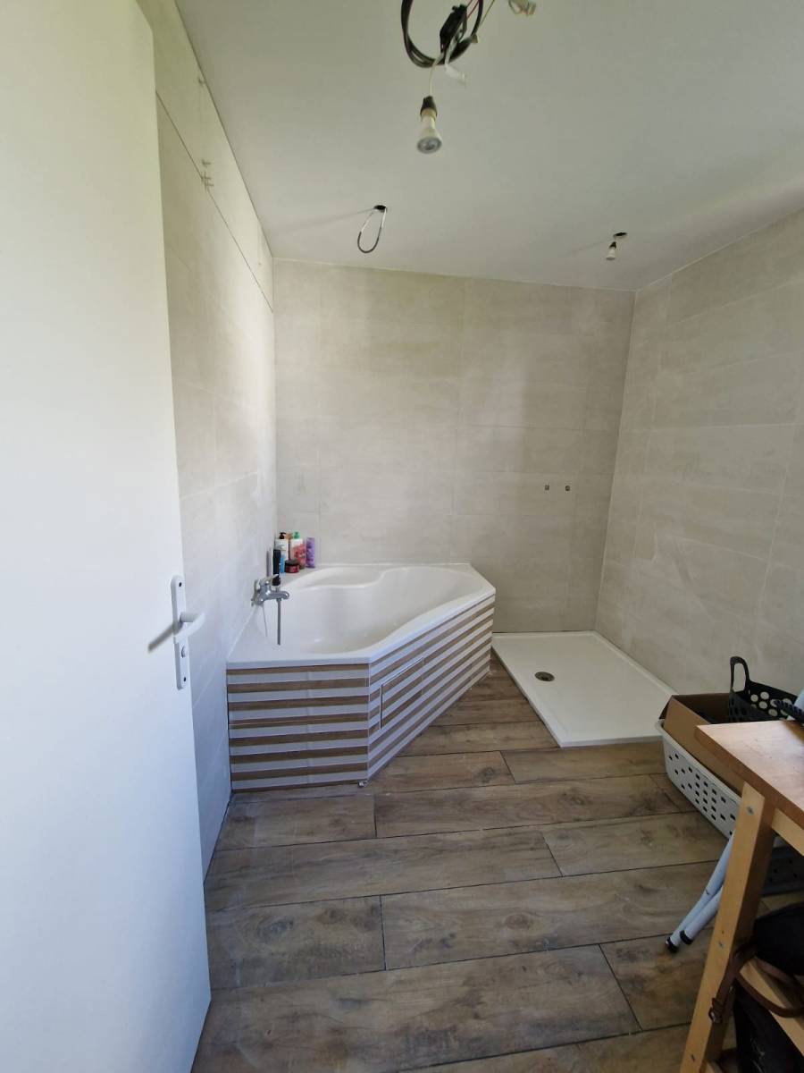 Rénovation d'une salle de bains avec baignoire d'angle et douche à receveur extra-plat au Havre 76610 quartier Aplemont