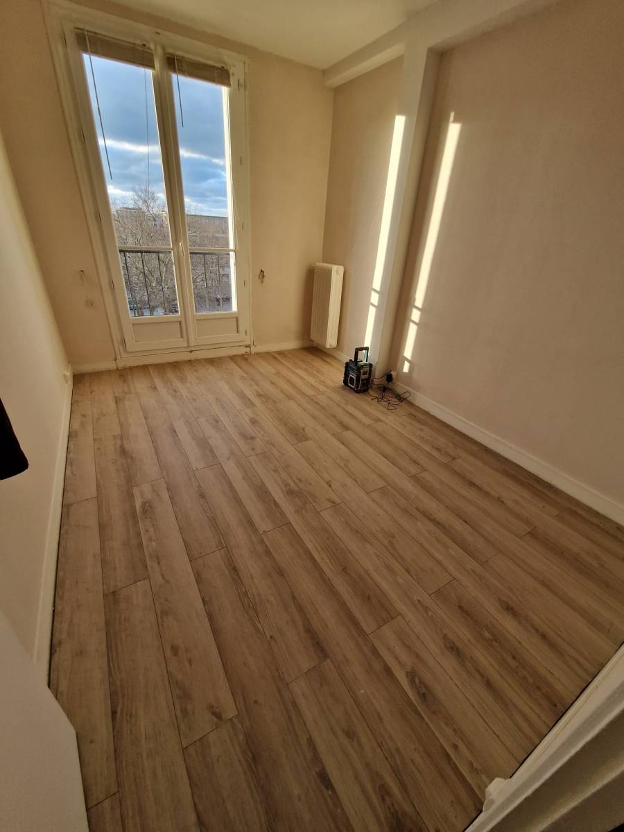 Dépose de moquette et pose d'un parquet dans un appartement au Havre centre ville